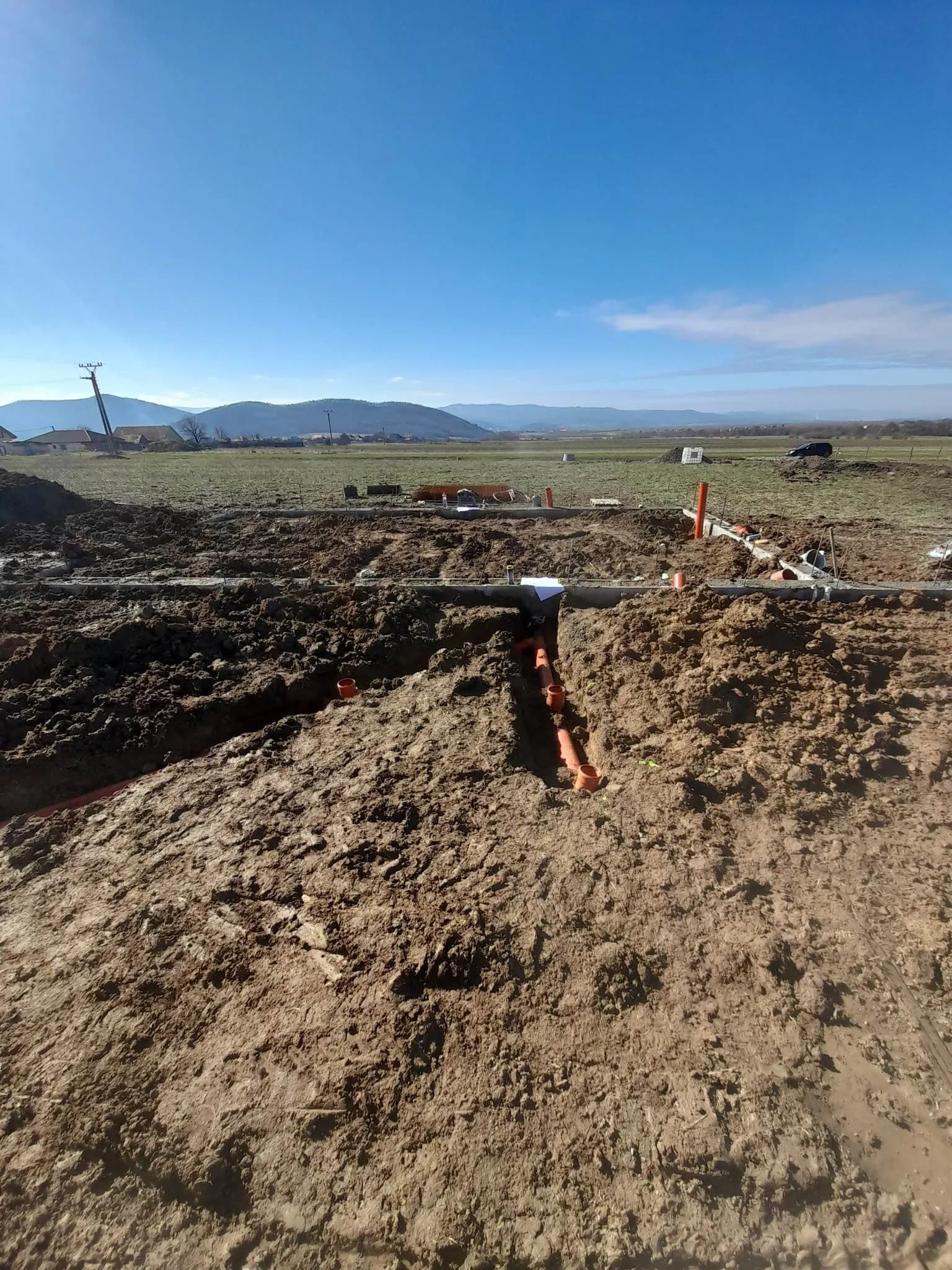 Základové pásy a rozvody pred betonážou základovej dosky