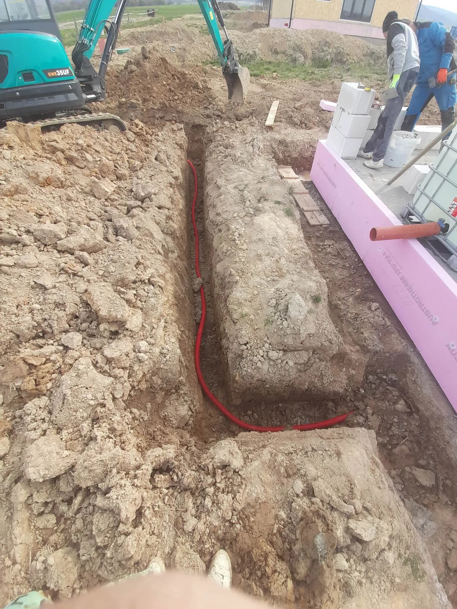 Apríl 2023 — ryha pre elektrickú prípojku pozdĺž základovej dosky