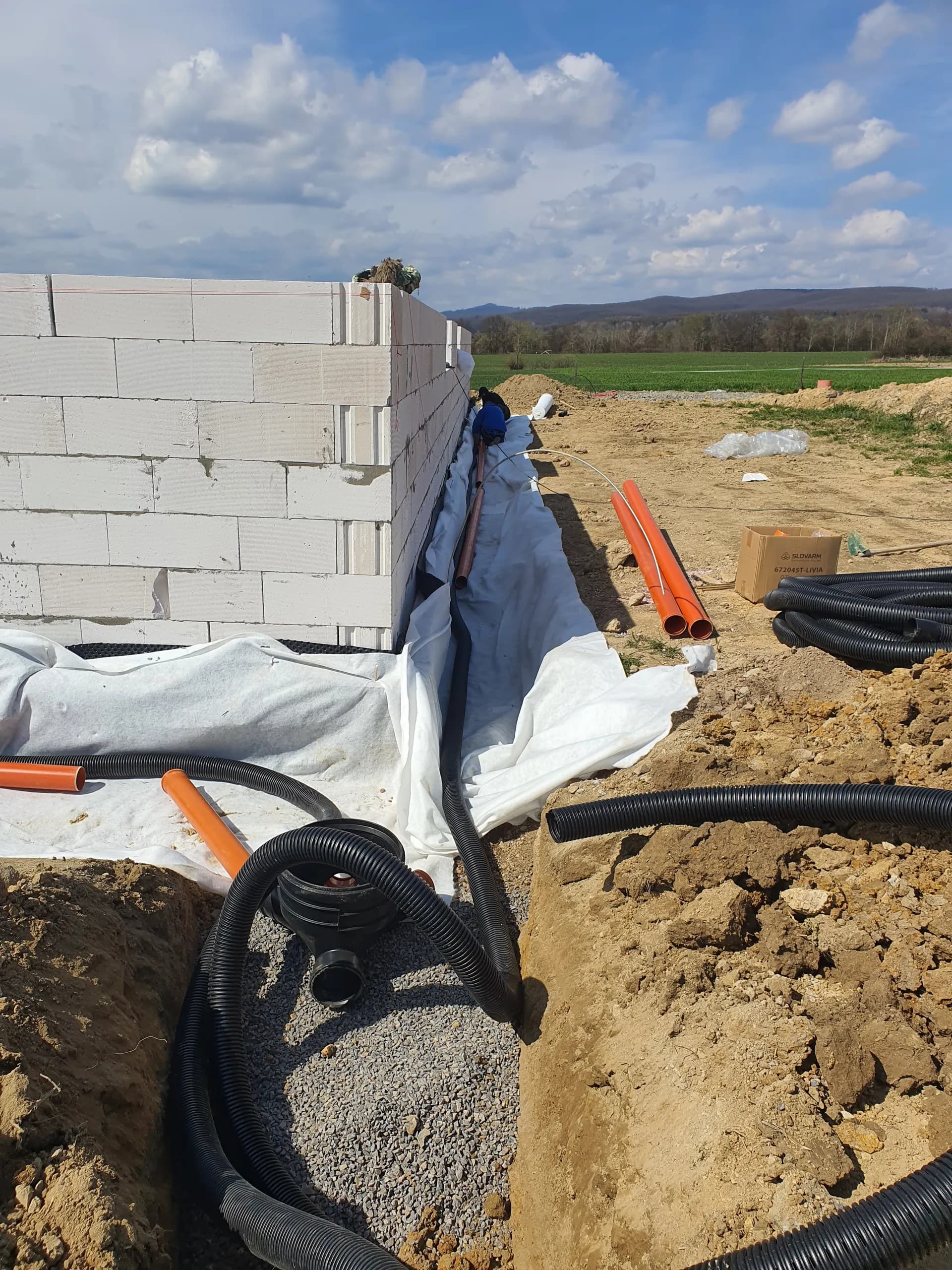 Apríl 2023 — revízna šachta a zaústenie drenáže do štrkového lôžka
