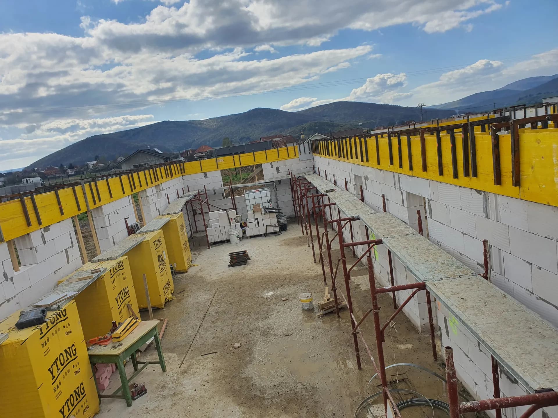 Apríl 2023 — debnenie stužujúceho venca po celom obvode, pohľad z interiéru