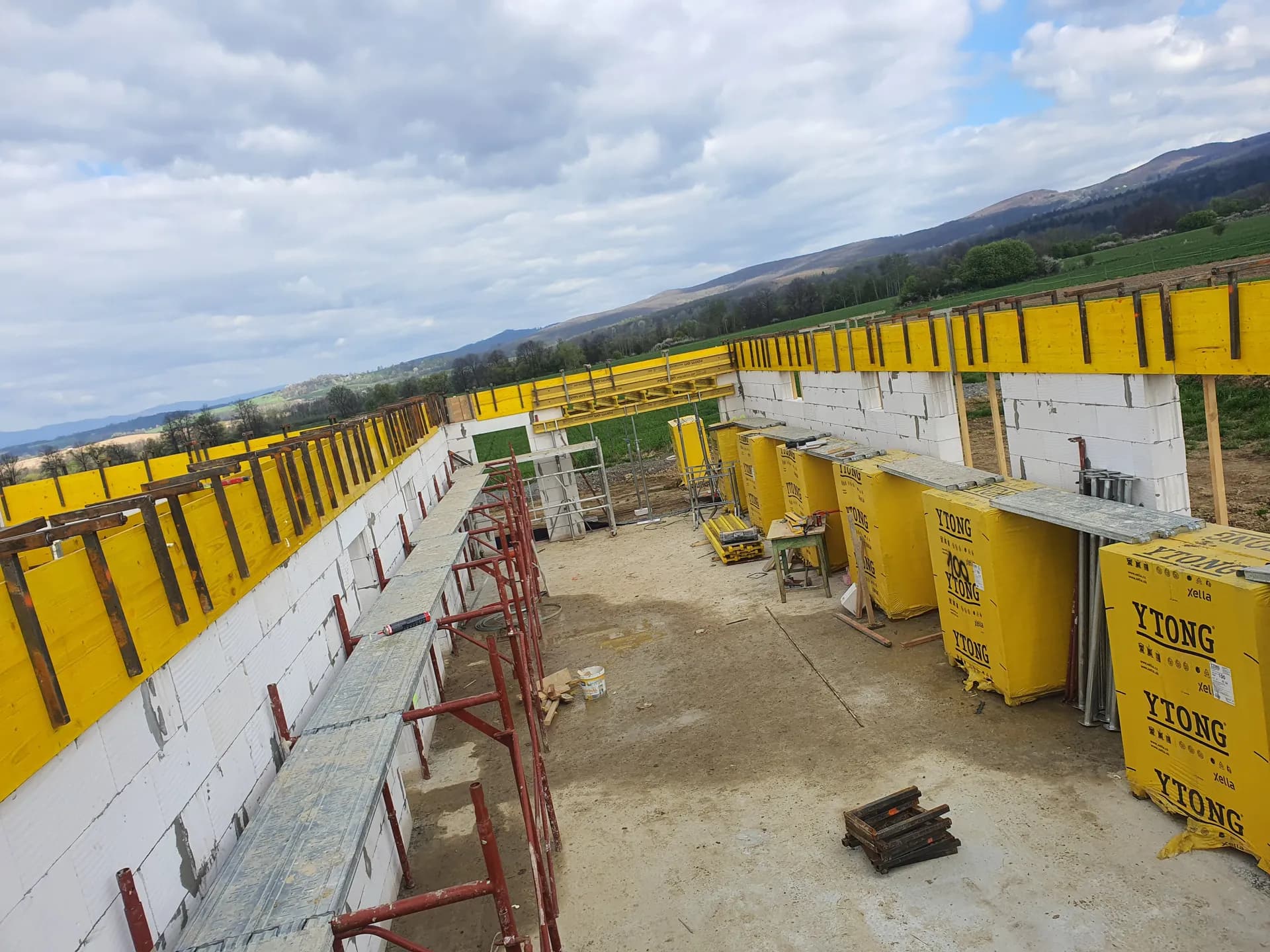 Apríl 2023 — podpery a debniace dosky pripravené na betonáž venca