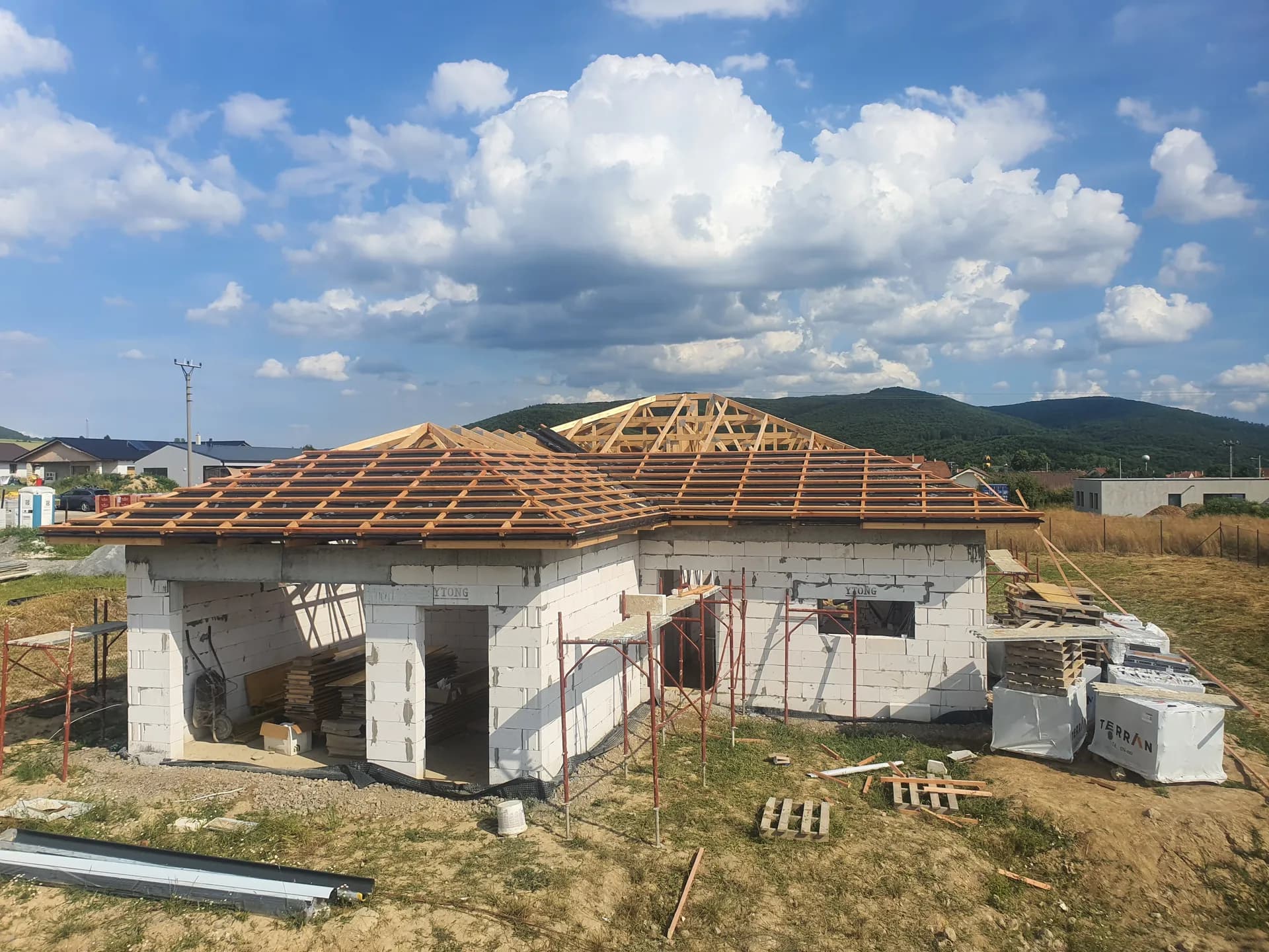 Júl 2023 — latovanie strechy a navezená strešná krytina