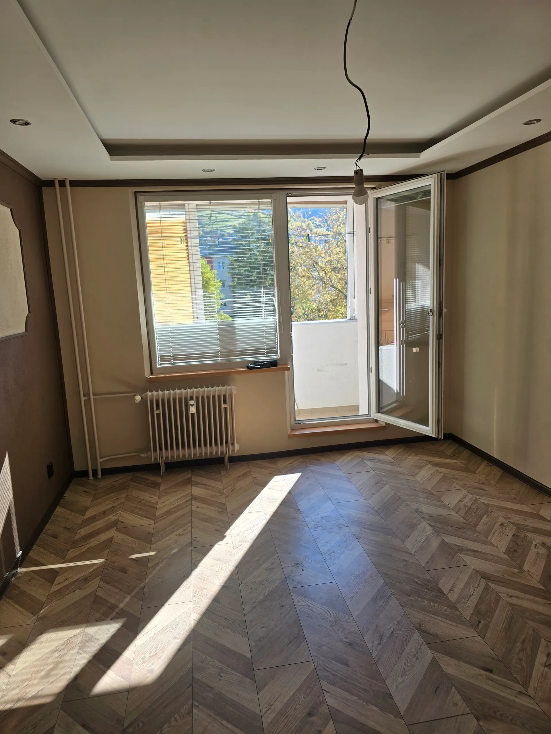 Október 2025 — izba s výstupom na balkón po dokončení podlahy a podhľadu