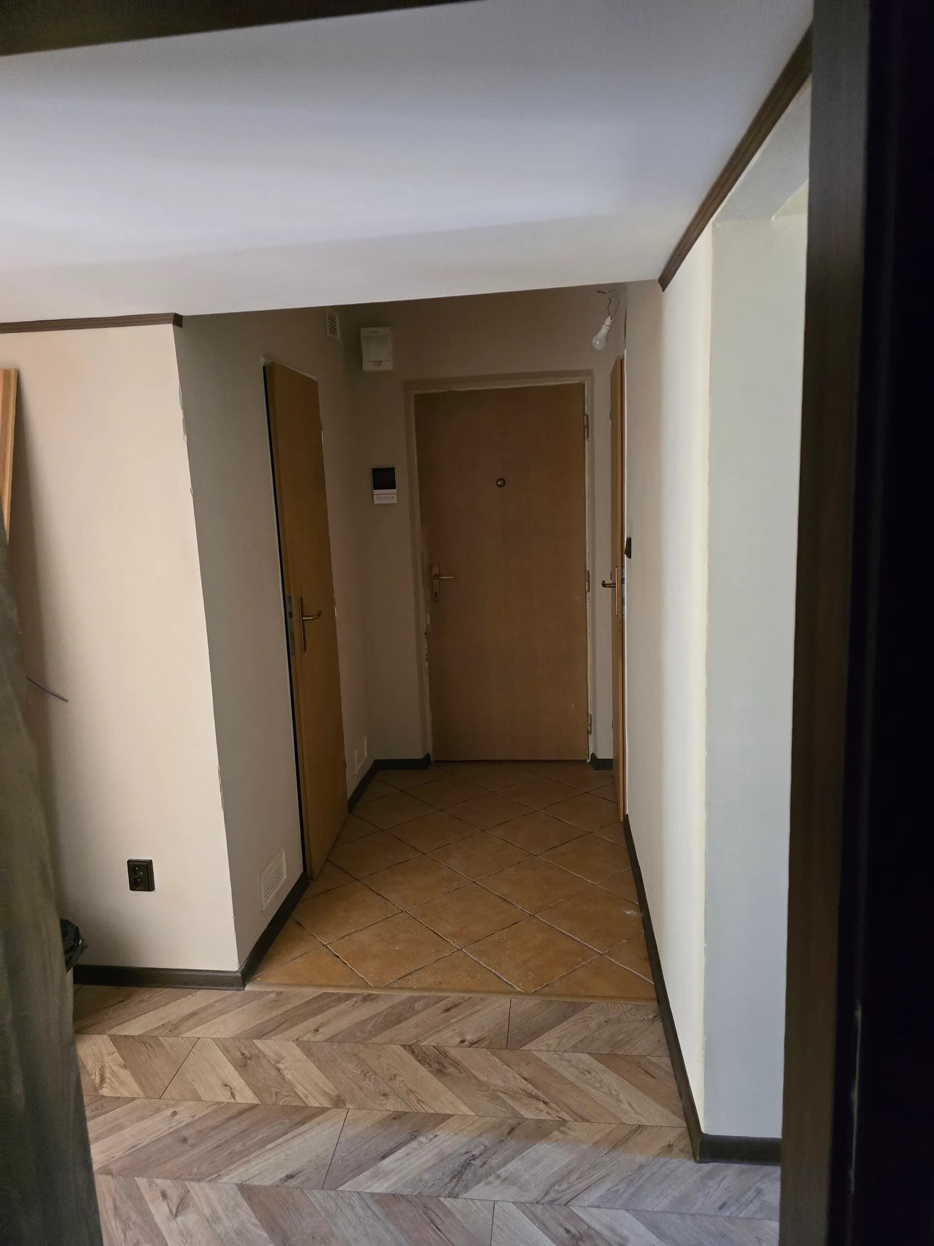 Október 2025 — predsieň s pôvodnou dlažbou a dverami pred ďalšou etapou