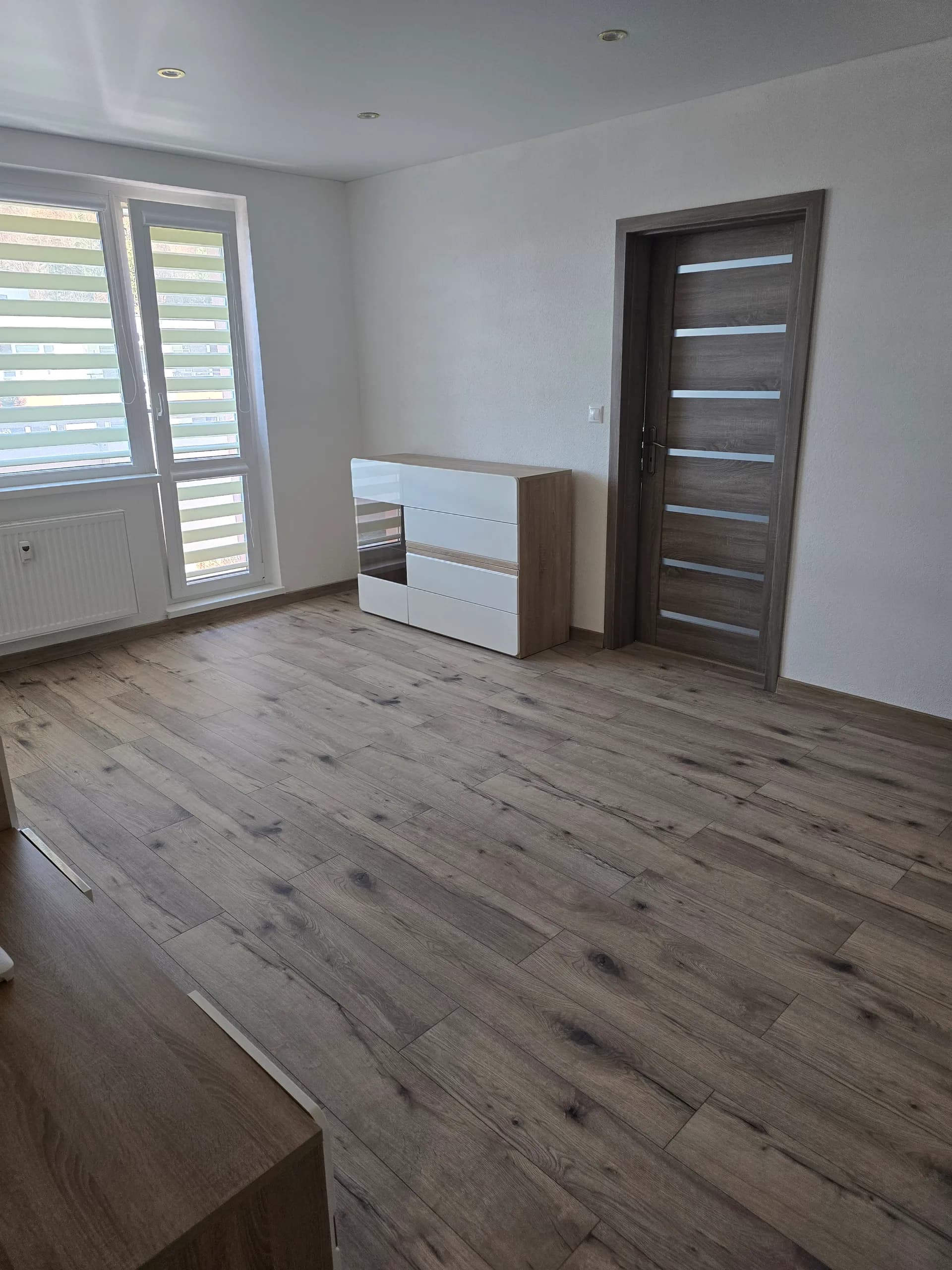 Izba po rekonštrukcii s novou podlahou a interiérovými dverami