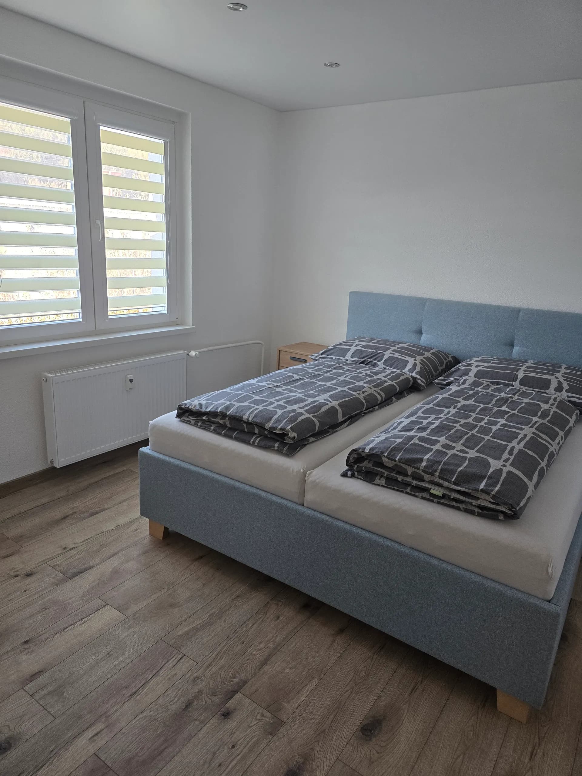 Spálňa s novou podlahou a obnoveným vykurovaním