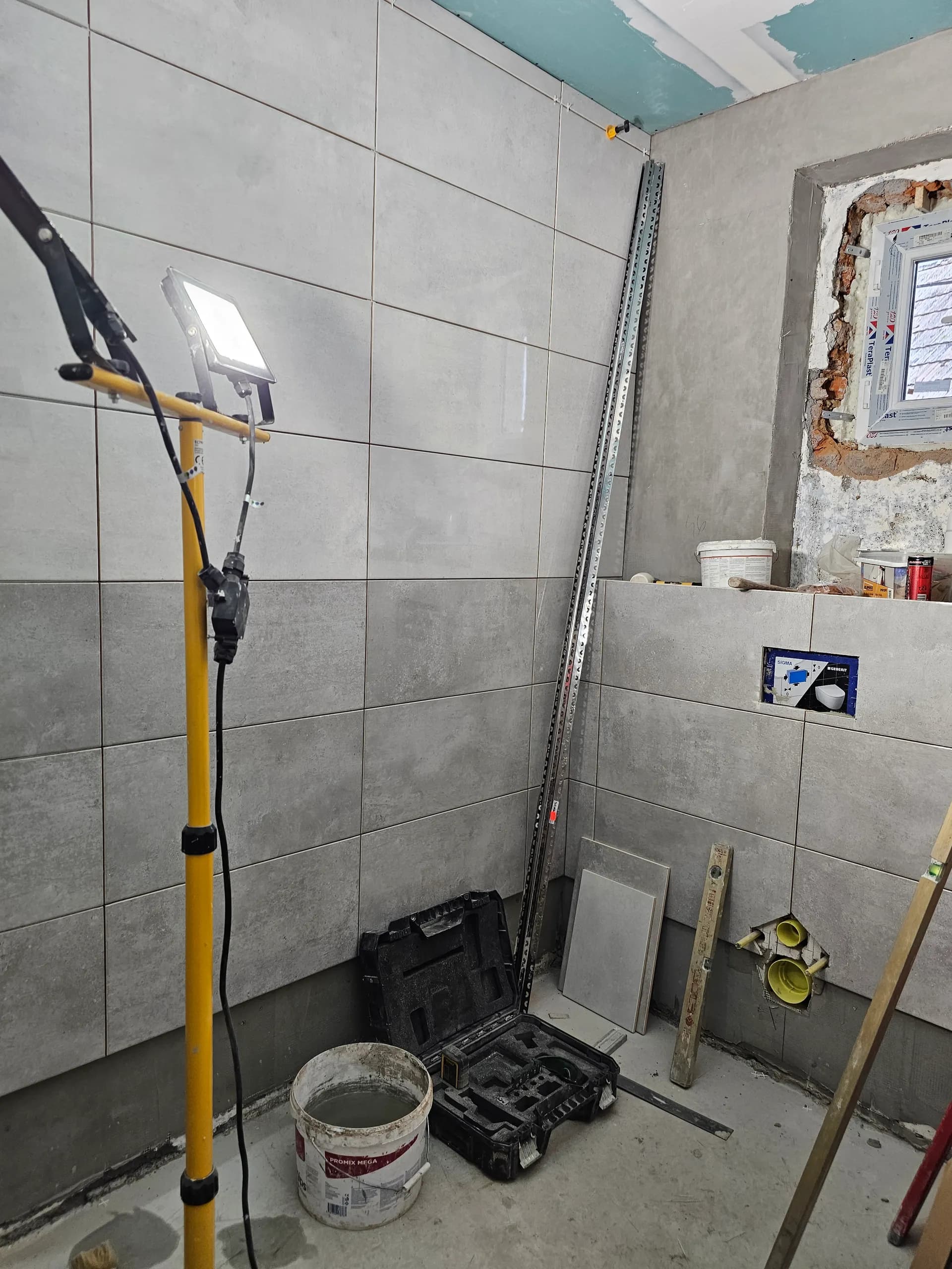 Marec 2024 — kúpeľňa počas obkladania s novým oknom a sadrokartónovým podhľadom
