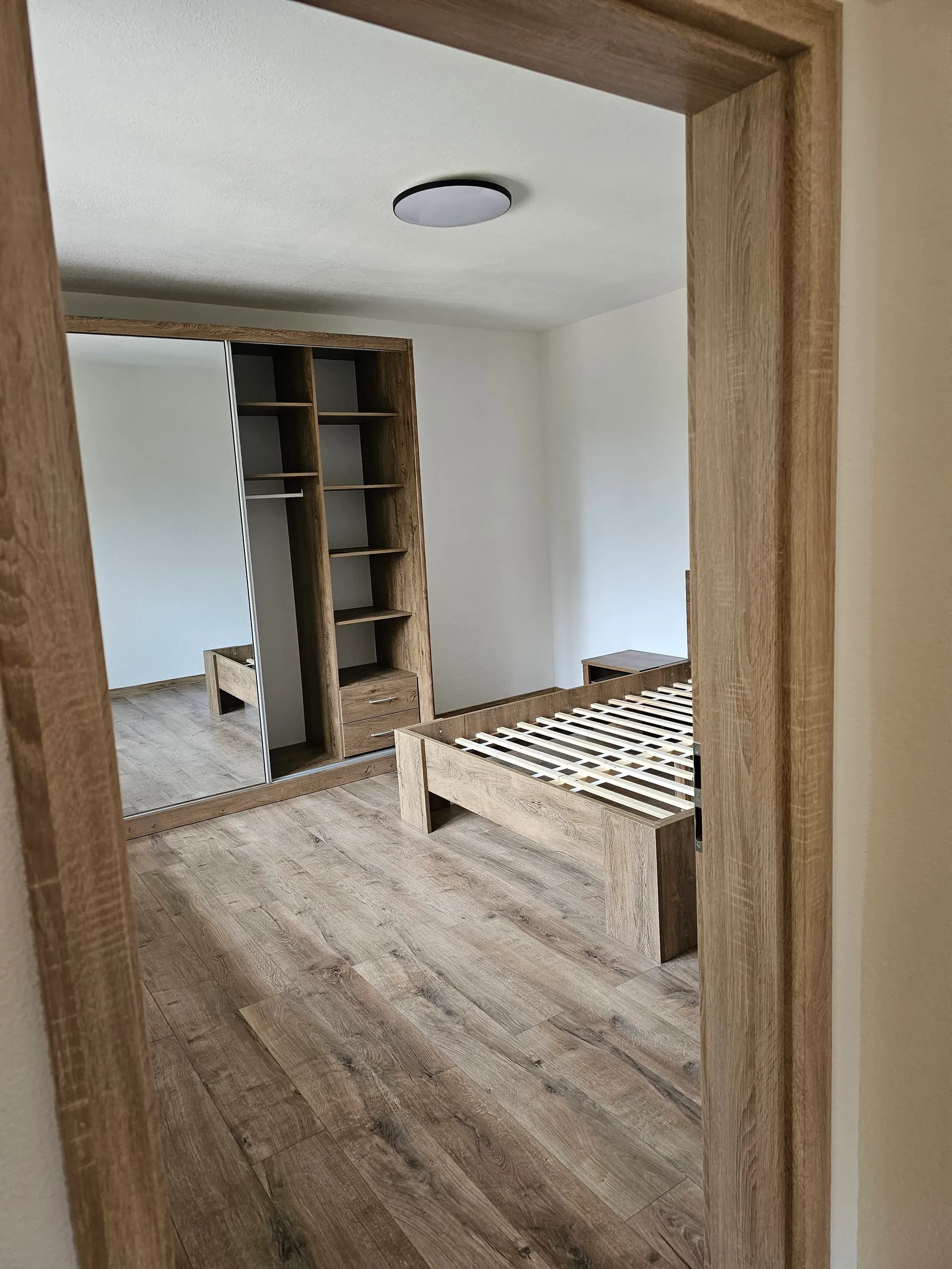 Máj 2024 — spálňa s vstavanou skriňou po dokončení