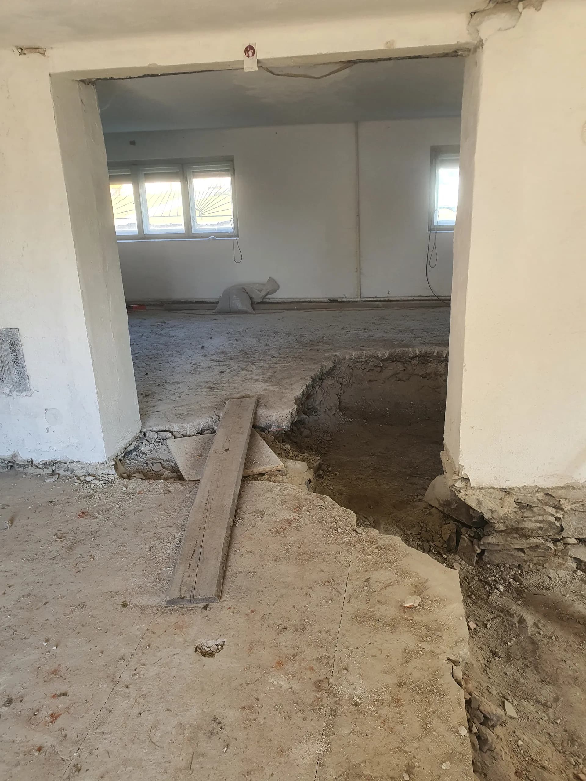 Marec 2023 — búracie práce a odkrývanie konštrukcií