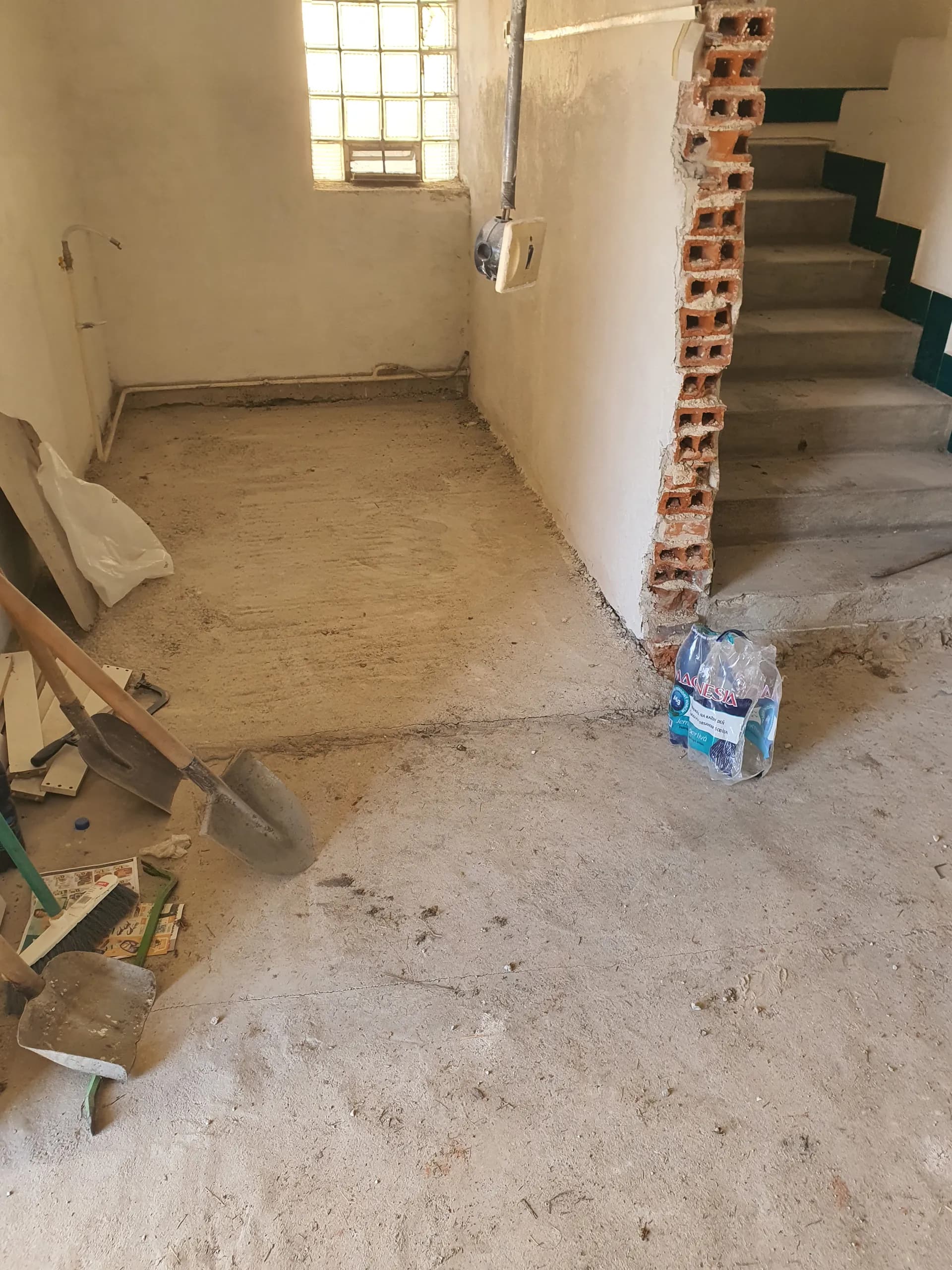 Marec 2023 — búracie práce, odkryté tehlové murivo pri pôvodnom schodisku