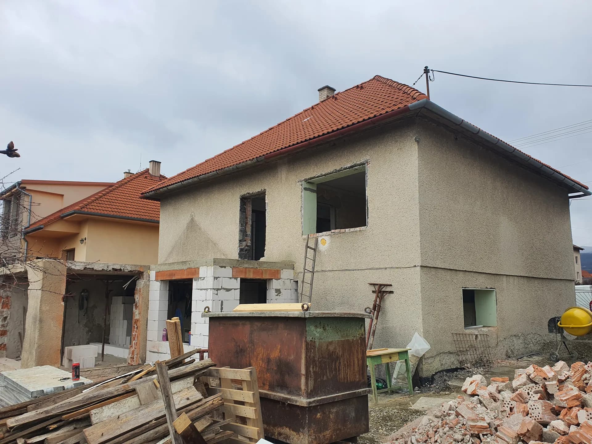 Apríl 2023 — nová strešná krytina a úpravy otvorov