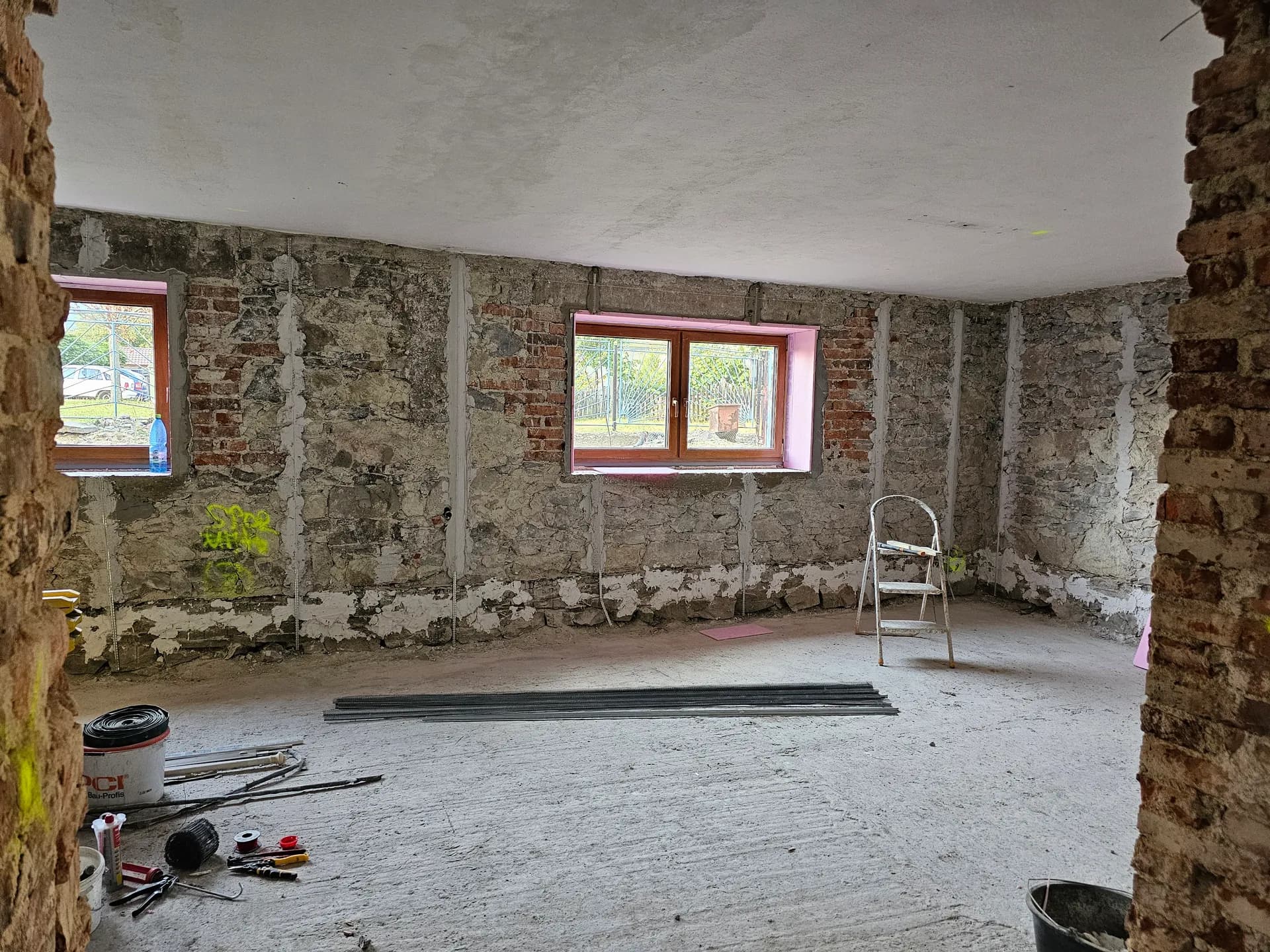 September 2023 — obnažené kamenné a tehlové murivo s novými prekladmi a osadeným oknom