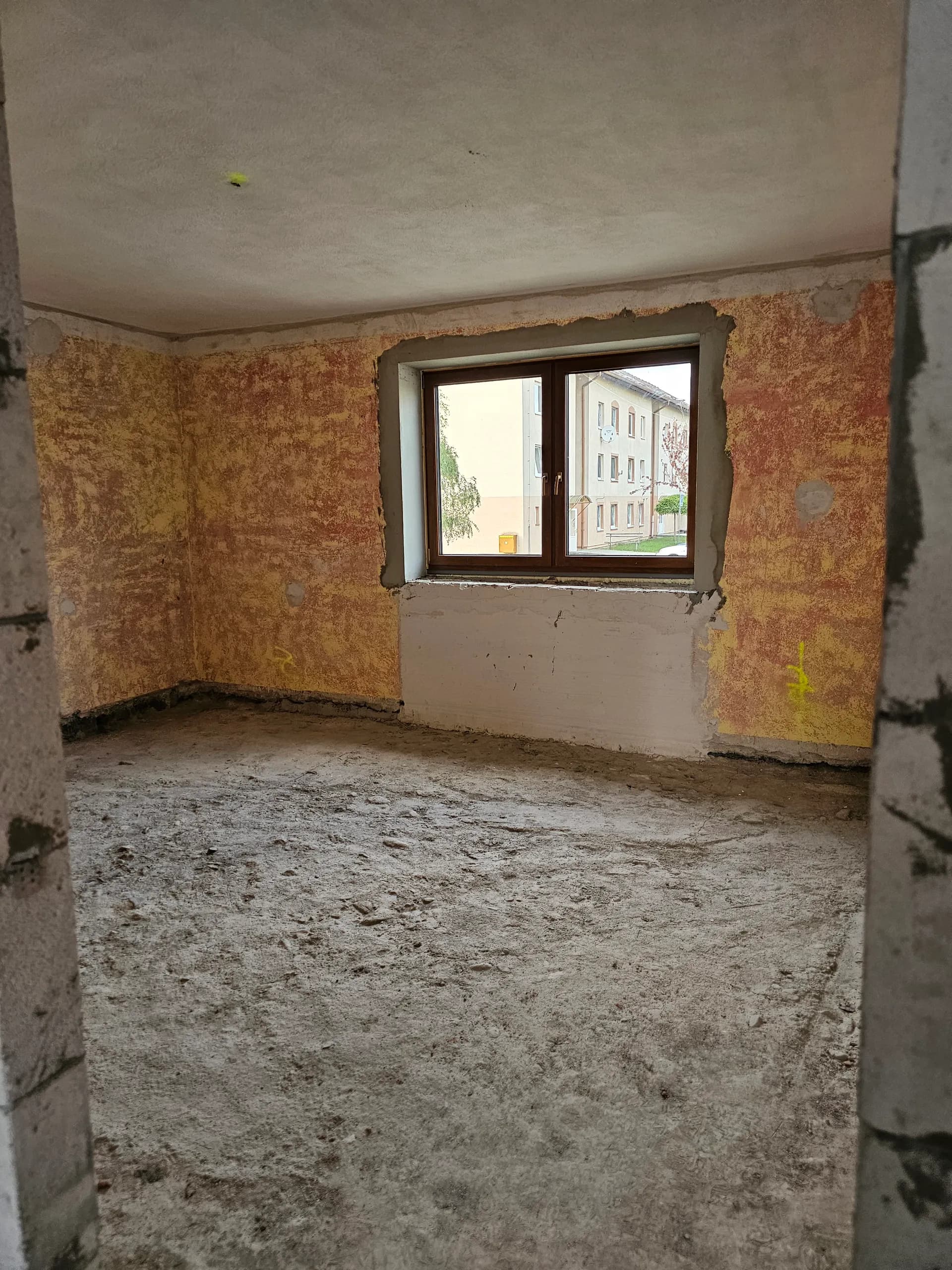 September 2023 — obnažené murivo, nové preklady a osadzovanie okien