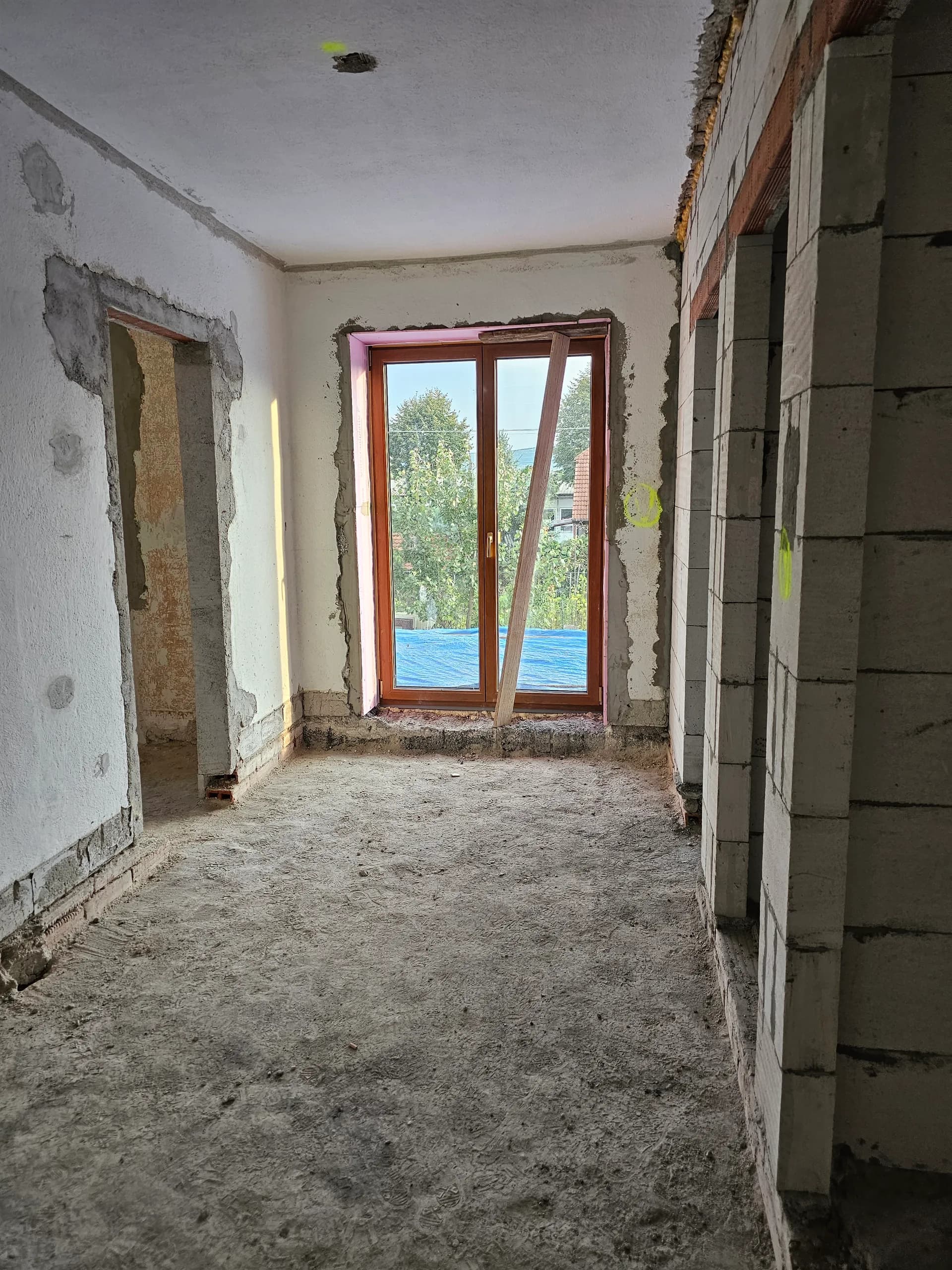 September 2023 — obnažené murivo, nové preklady a osadzovanie okien