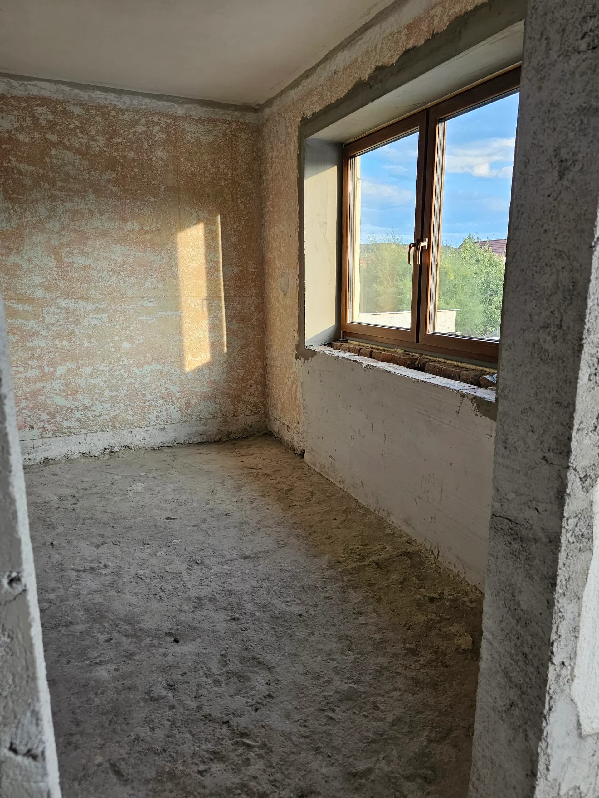 September 2023 — obnažené murivo, nové preklady a osadzovanie okien