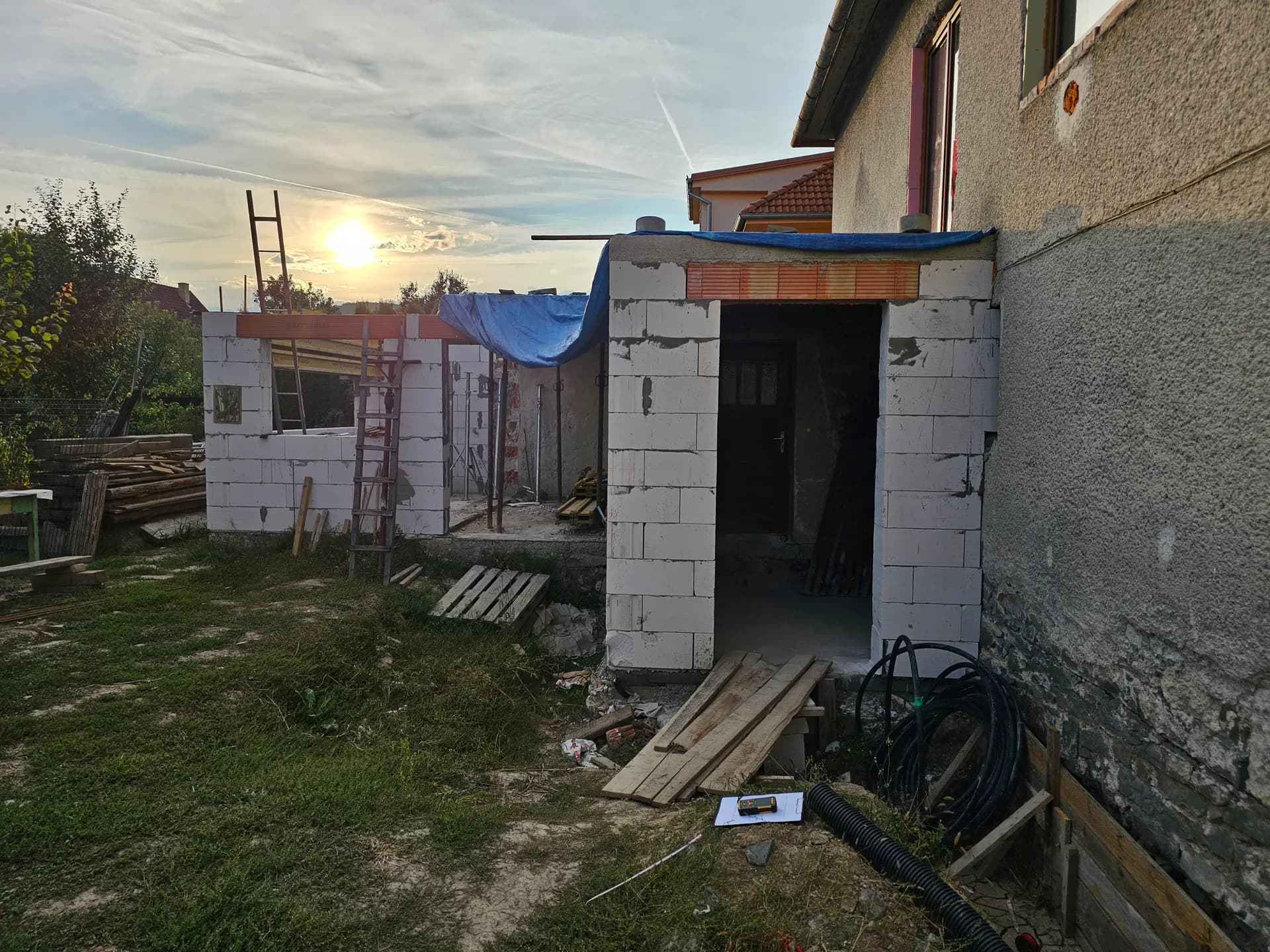 September 2023 — obnažené murivo, nové preklady a osadzovanie okien