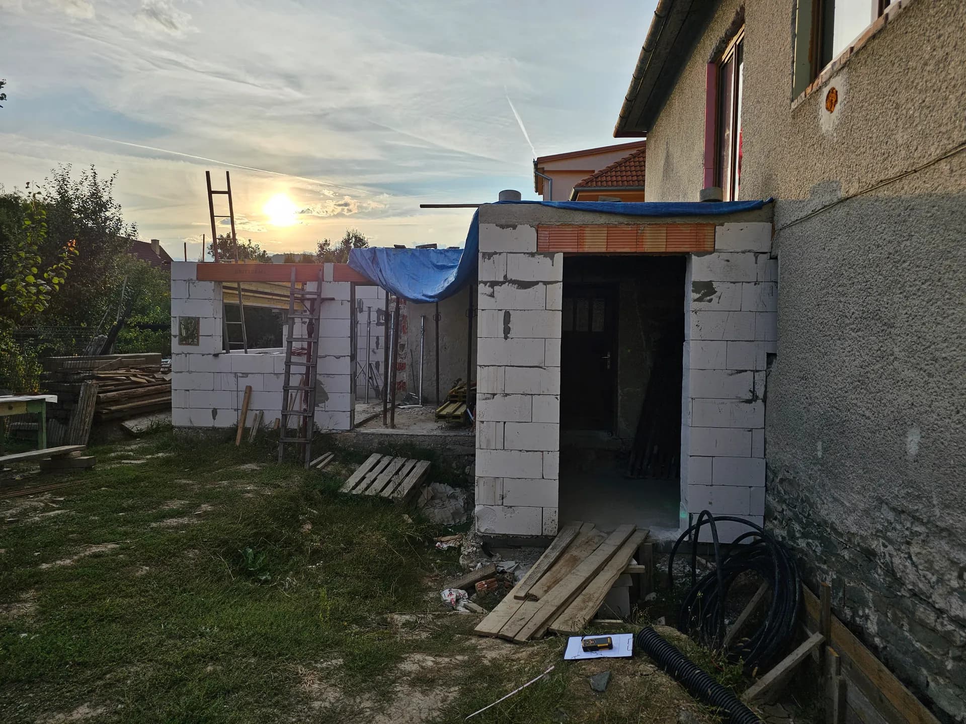 September 2023 — obnažené murivo, nové preklady a osadzovanie okien