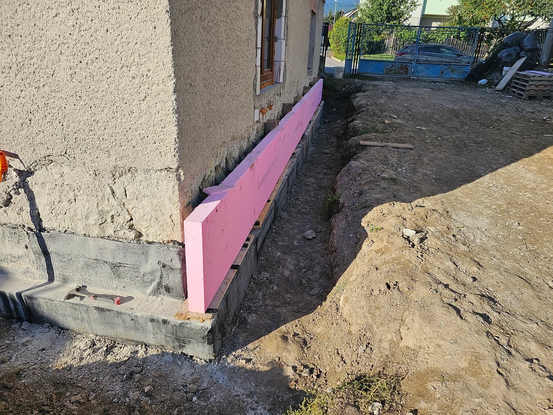 September 2023 — odkop po obvode, soklová XPS izolácia a nopová fólia na základoch