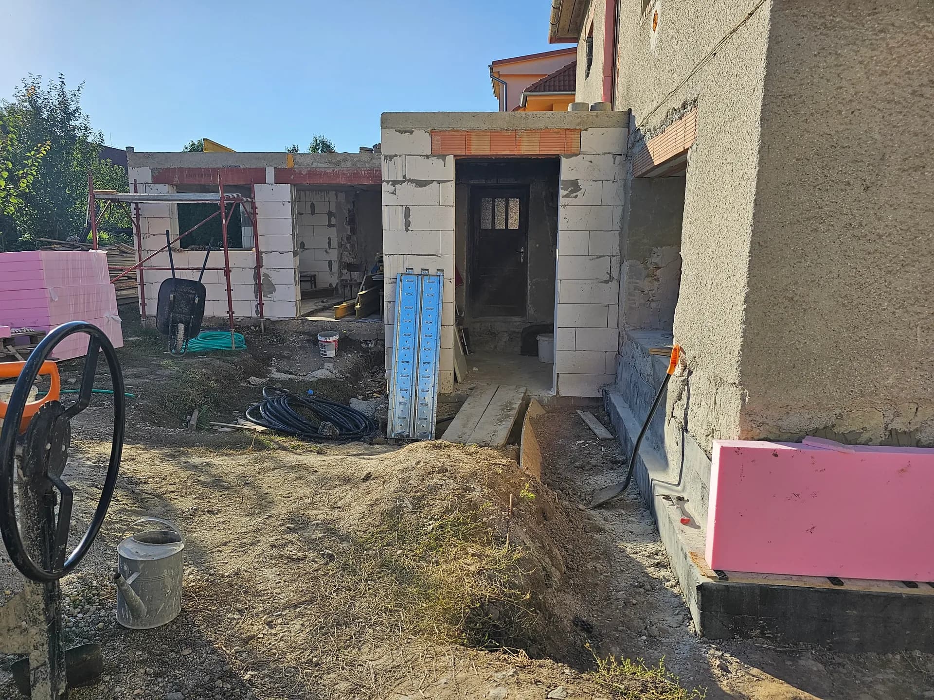 September 2023 — odkop po obvode, soklová izolácia a drenáž