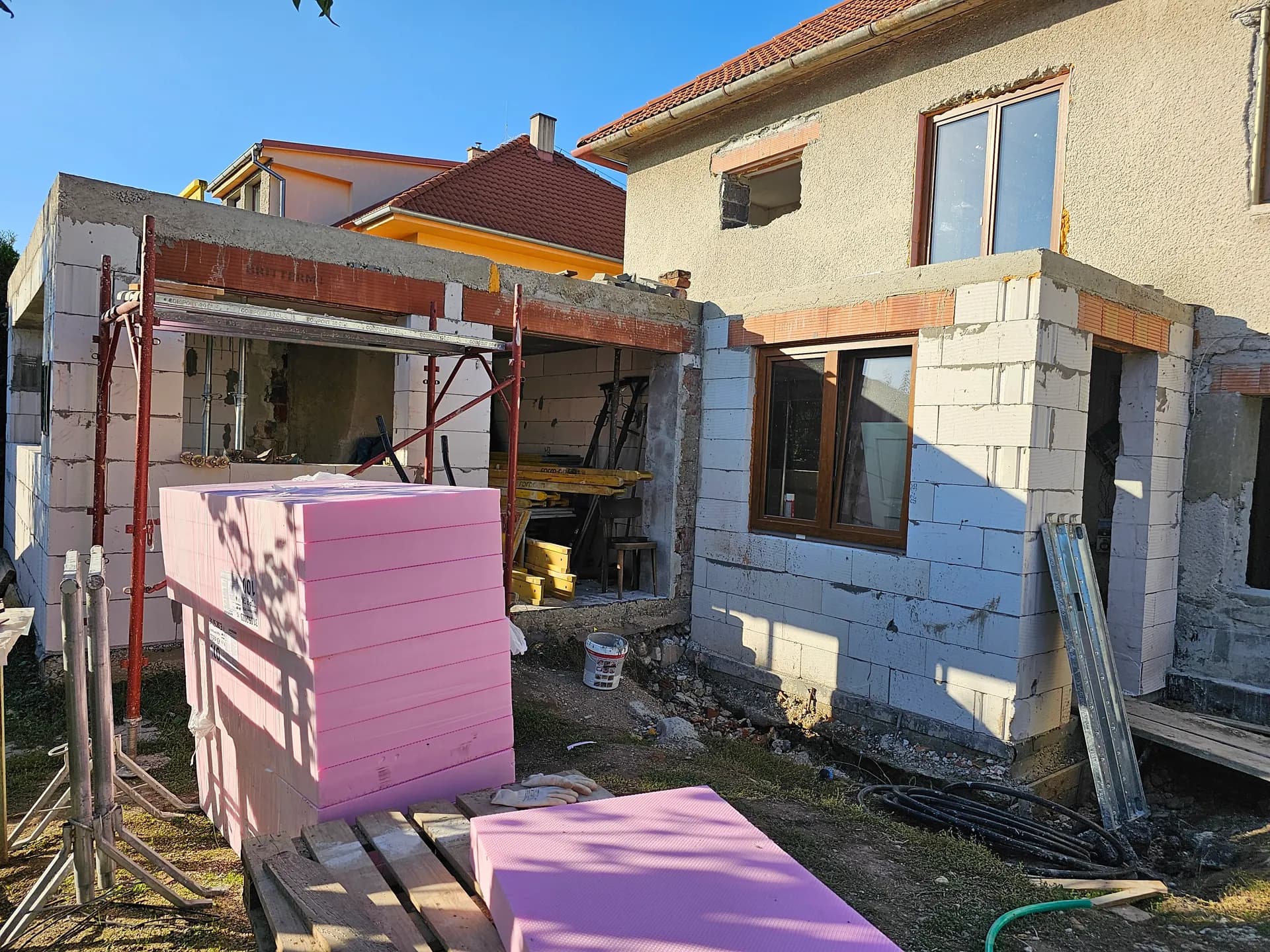 September 2023 — odkop po obvode, soklová izolácia a drenáž