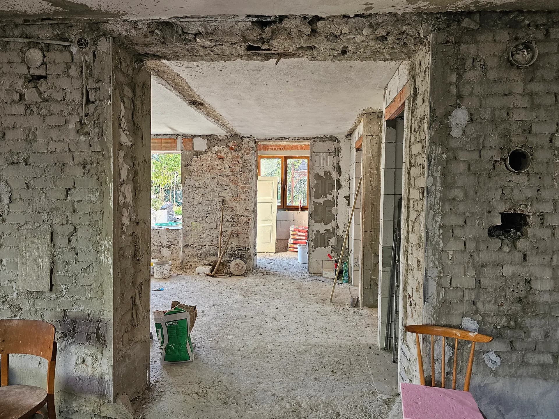 September 2023 — odkop po obvode, soklová izolácia a drenáž