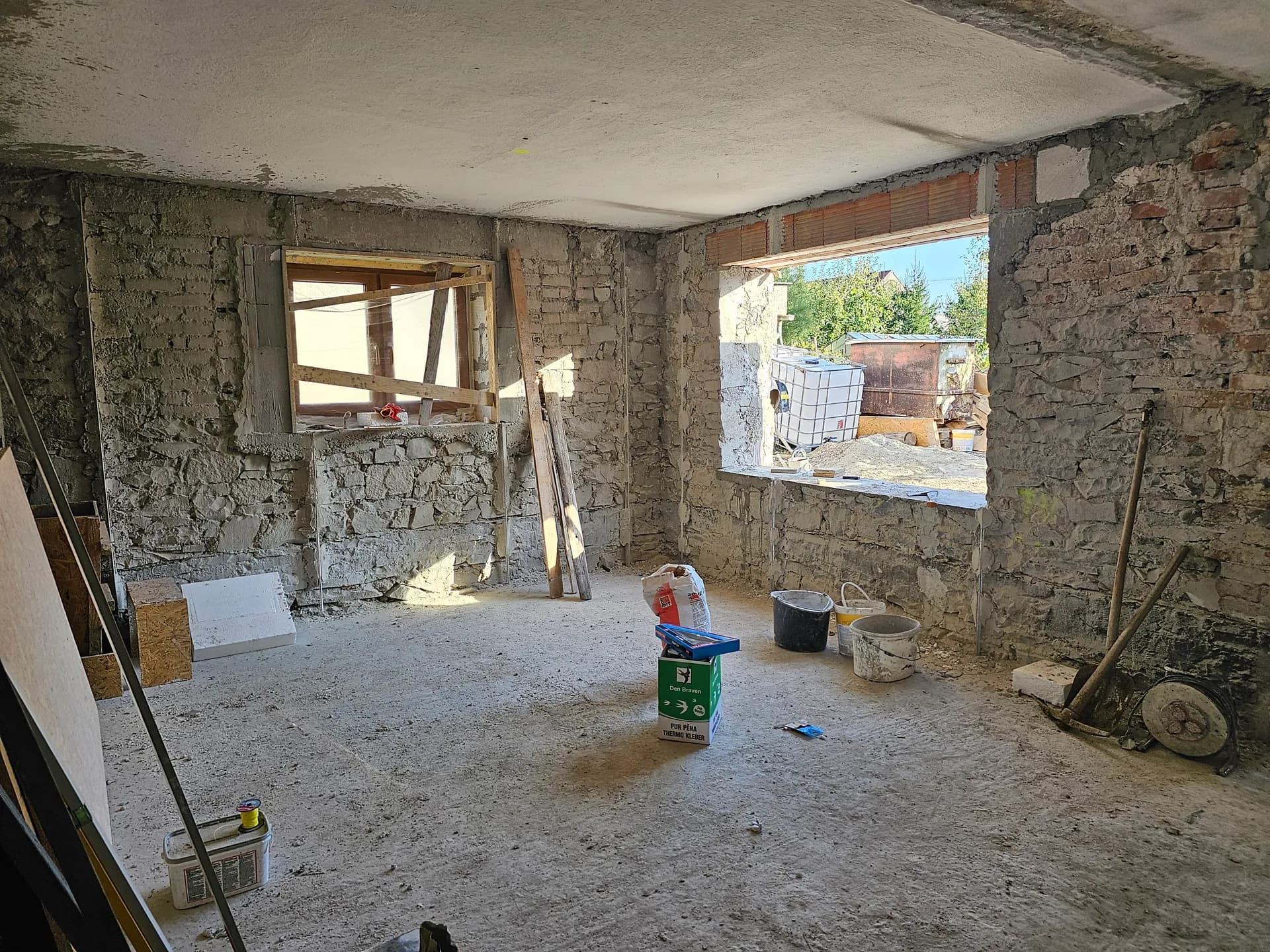 September 2023 — odkop po obvode, soklová izolácia a drenáž