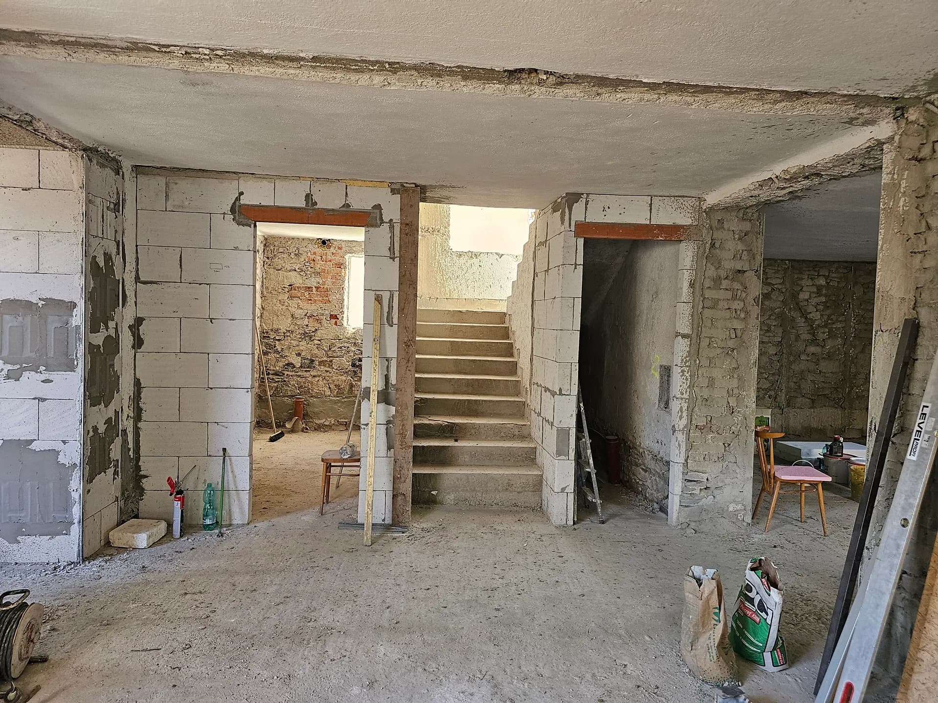 September 2023 — odkop po obvode, soklová izolácia a drenáž