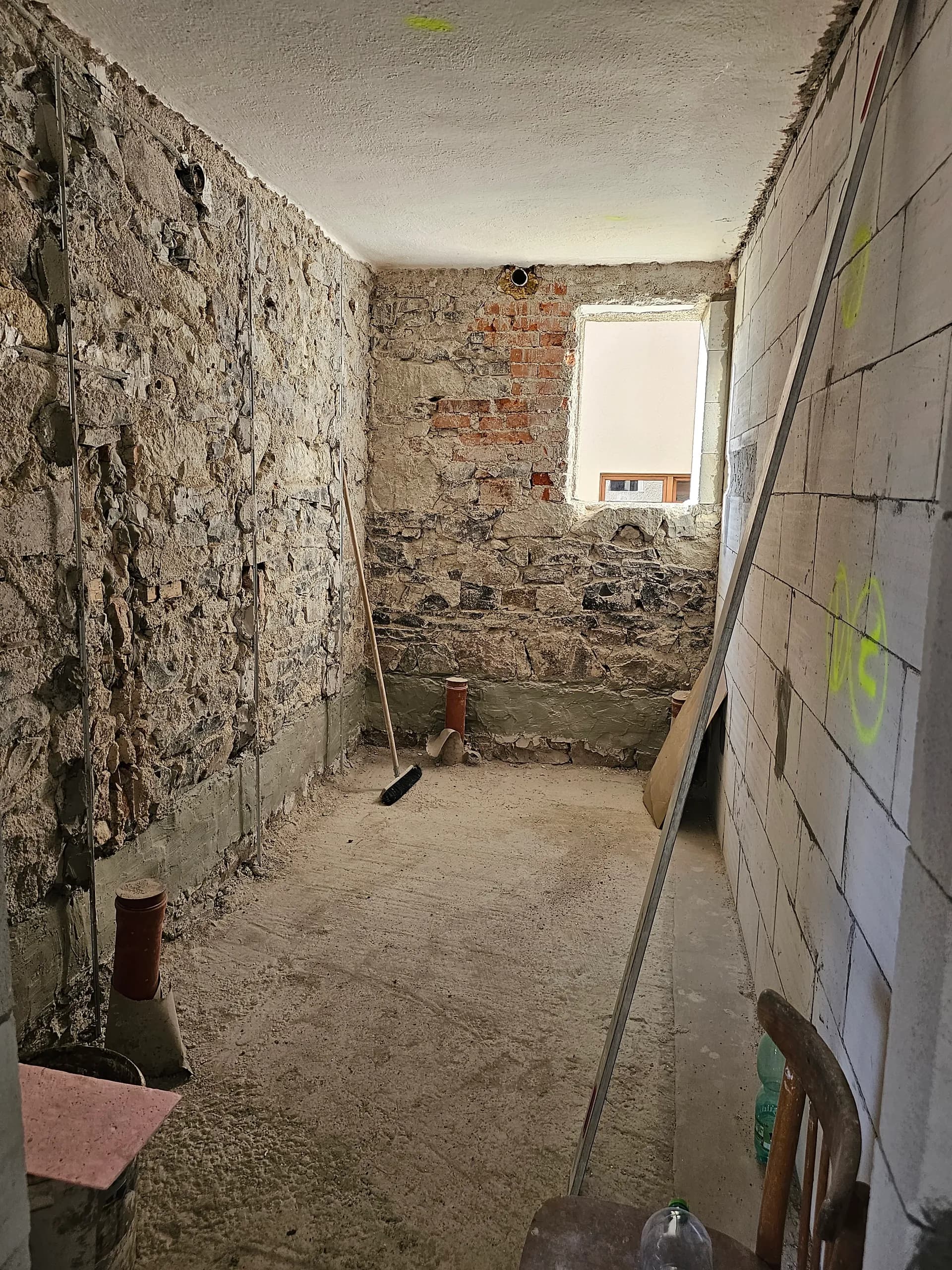 September 2023 — odkop po obvode, soklová izolácia a drenáž