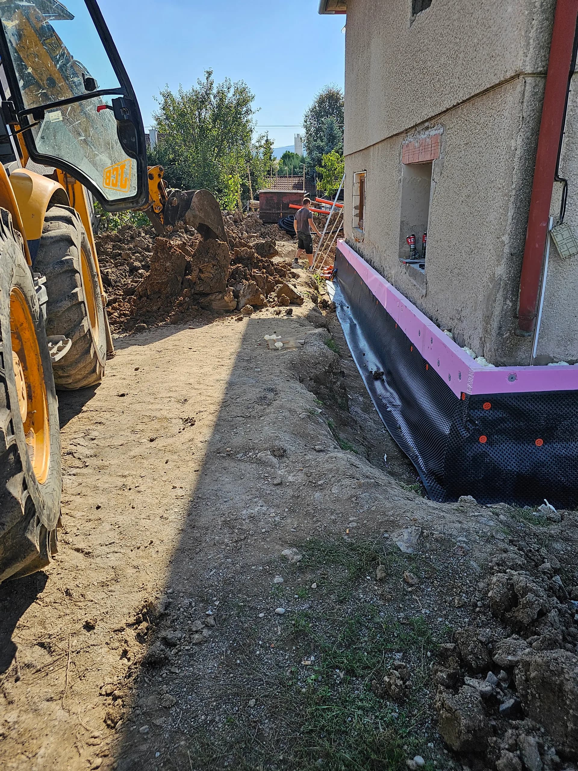September 2023 — odkop po obvode, soklová izolácia a drenáž