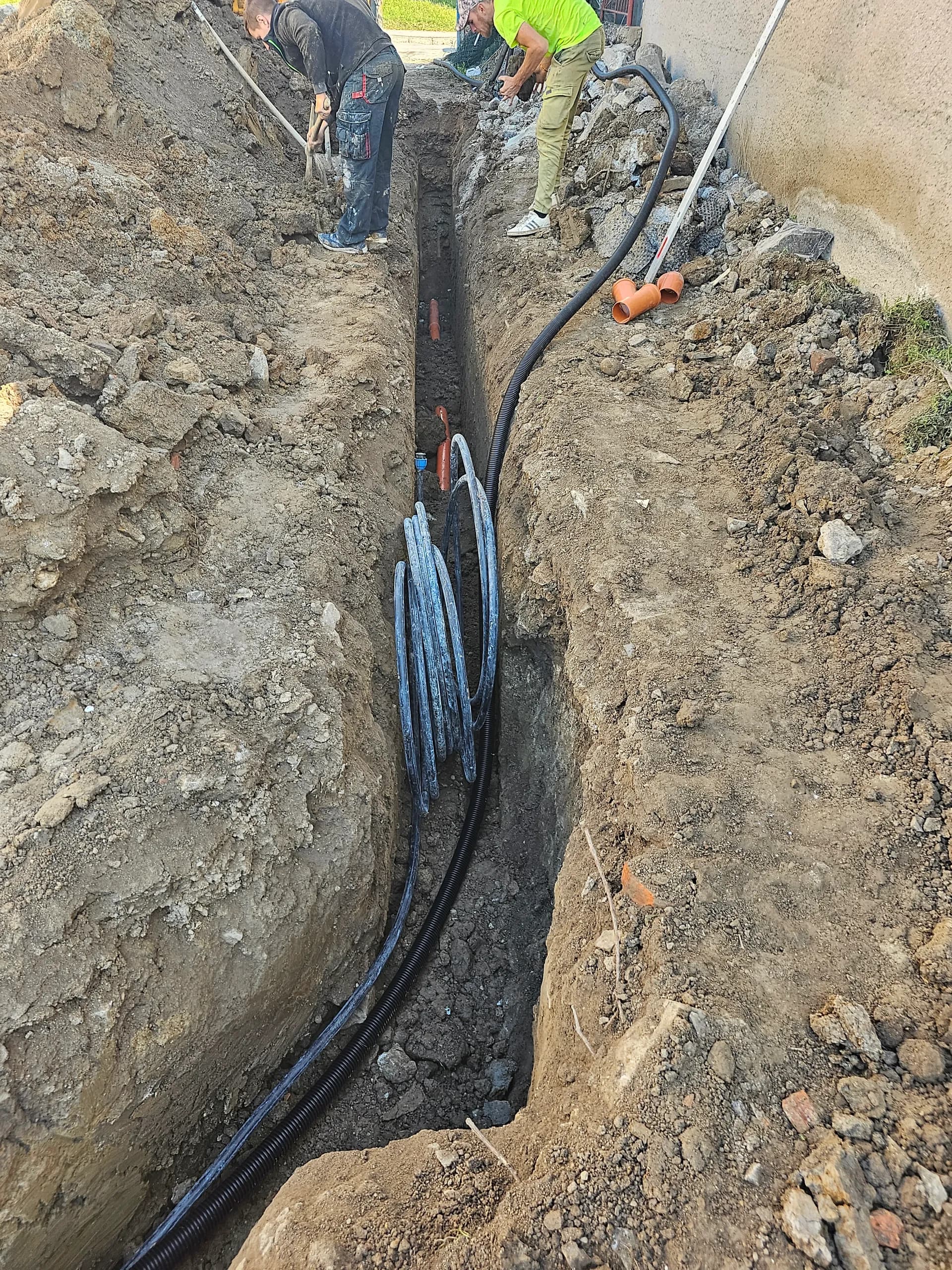 September 2023 — odkop po obvode, soklová izolácia a drenáž