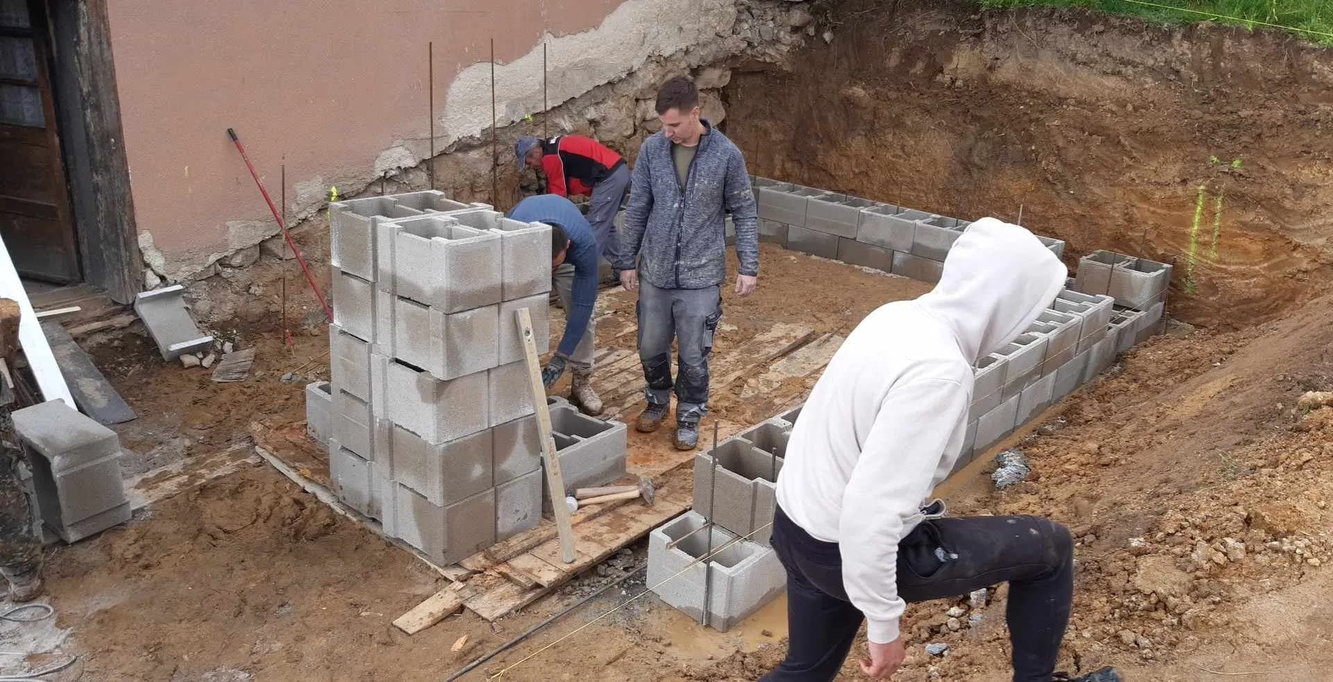 Murovanie oporného múru z betónových tvárnic pri odkopanom svahu