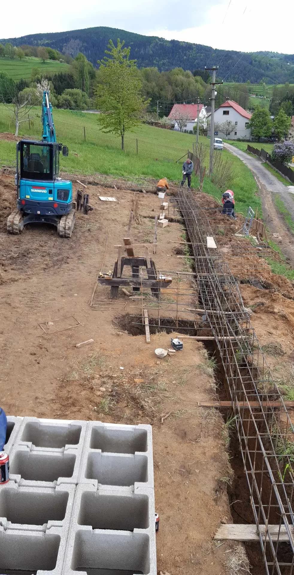 Armovanie základového pásu oporného múru pozdĺž príjazdovej cesty