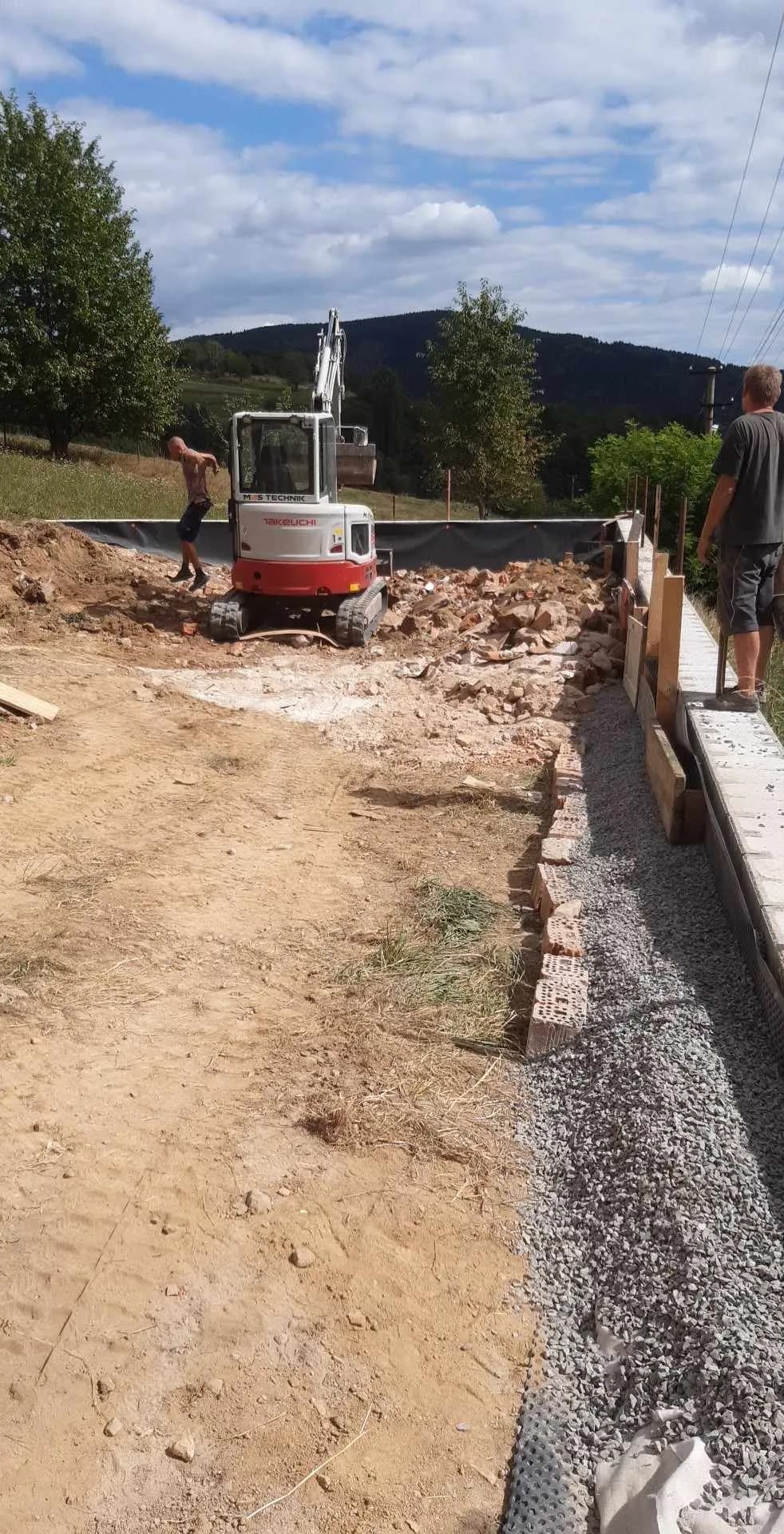 Odvoz sutiny a štrkový zásyp s drenážou pozdĺž nového múru