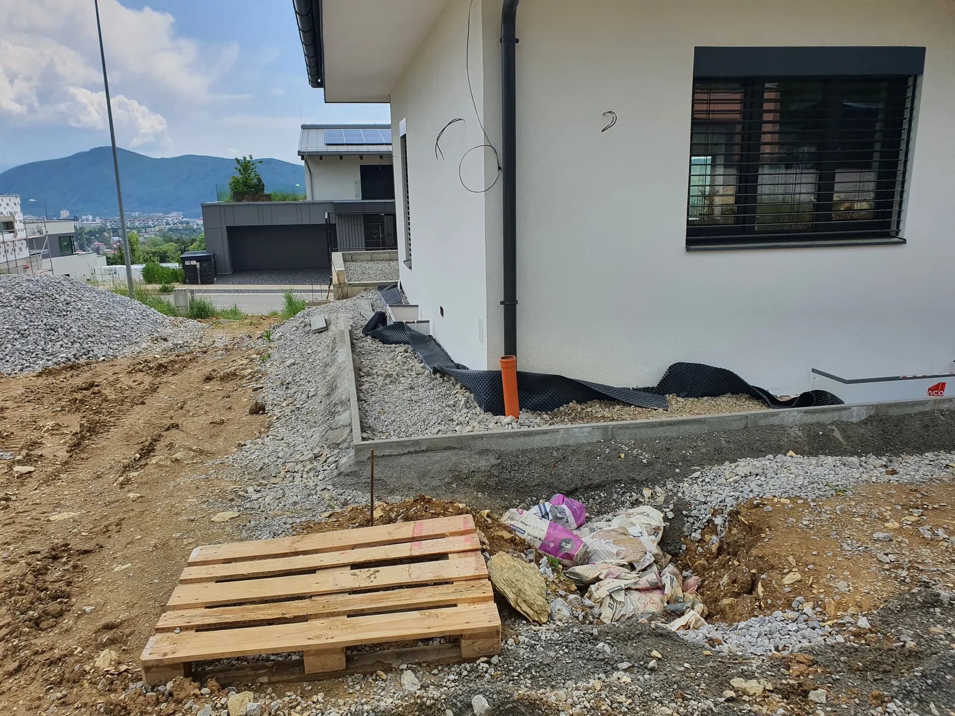 Máj 2023 — detail drenážneho potrubia a štrkového lôžka pri základovej škáre