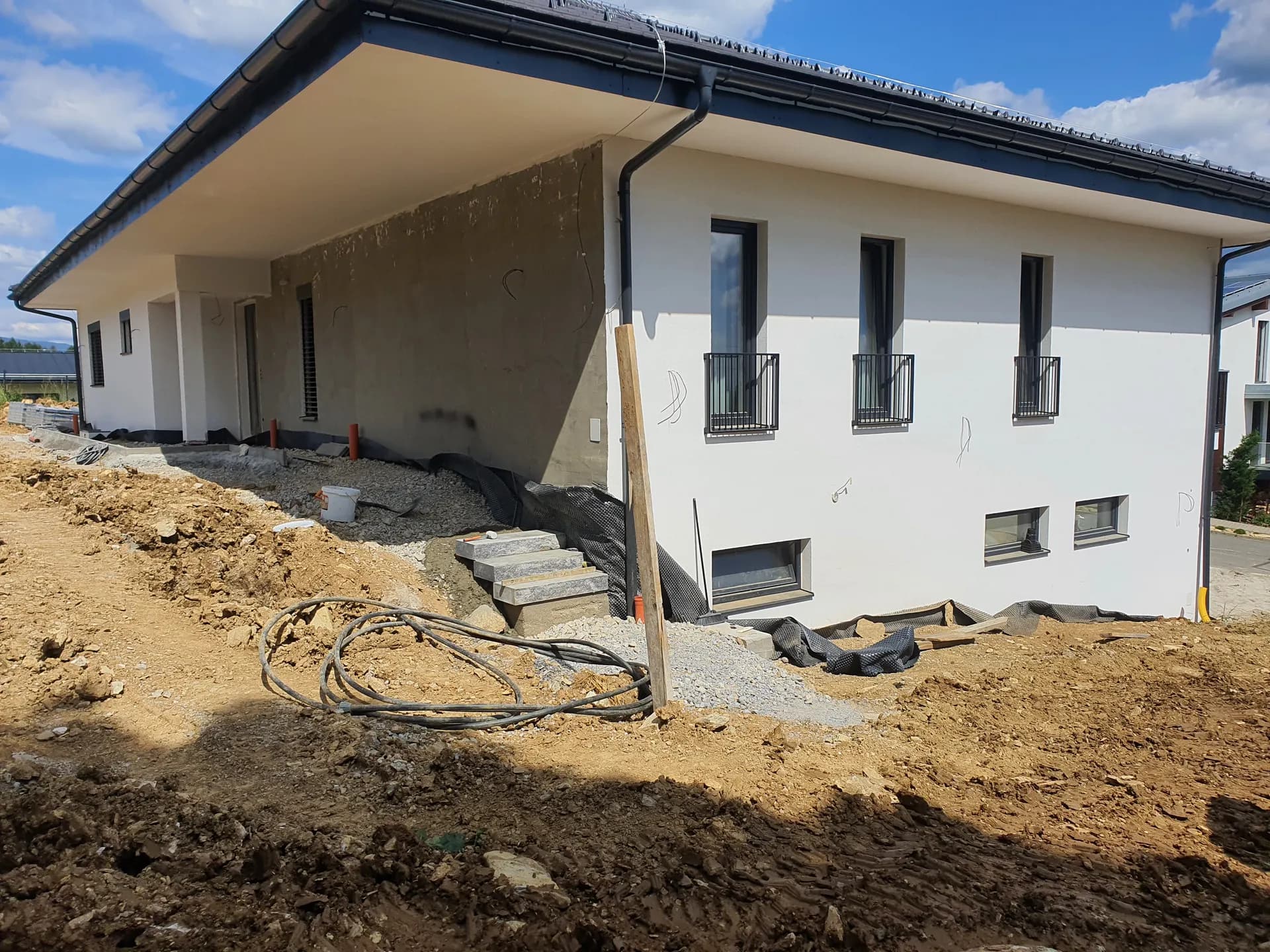 Jún 2023 — osadené prvé stupne vonkajšieho schodiska na záhradnej strane