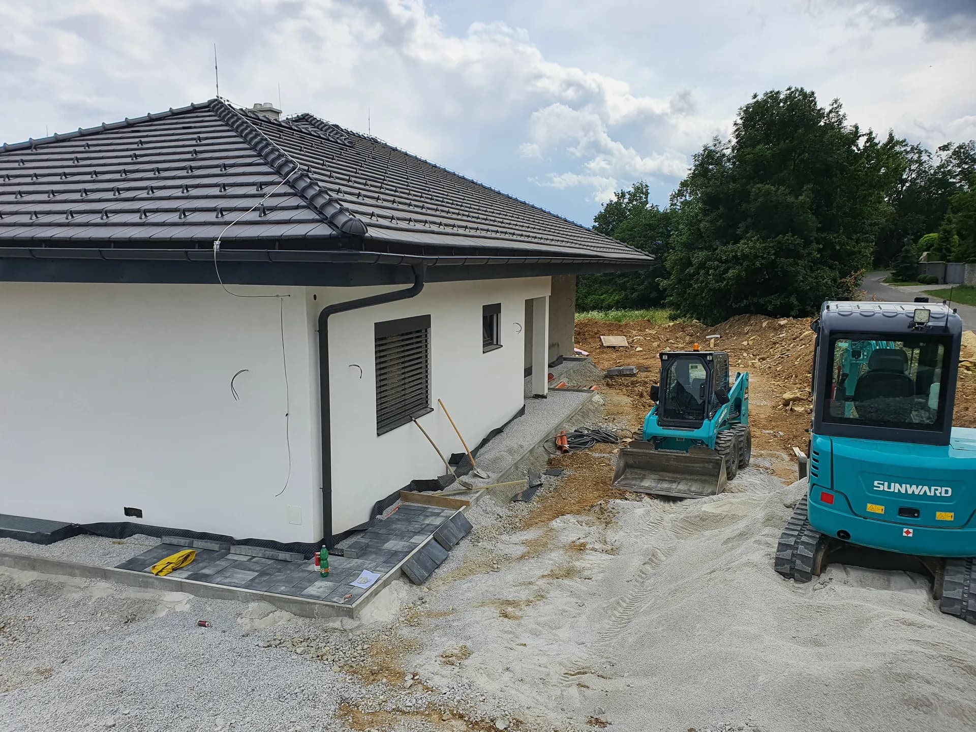 Jún 2023 — kladenie zámkovej dlažby po obvode, vlastná technika na stavbe