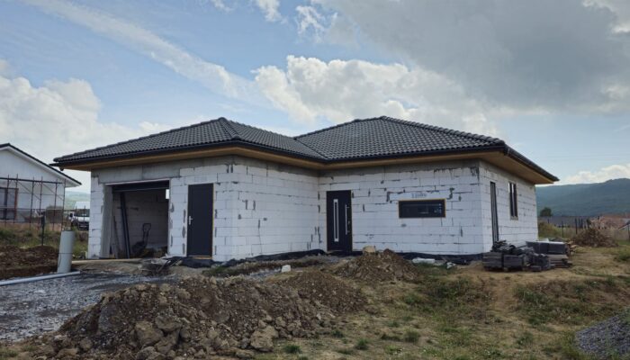 Hrubá stavba murovaného domu, ytong, strecha zo škrídle bramac antracit, antracitové okná a dvere. Stavba domu na kľúč