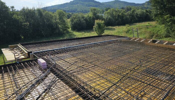 Pohľad na vyviazanú armatúru stropnej dosky rodinného domu